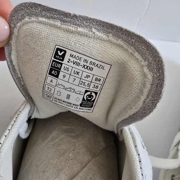 Veja White and Cream Low Top Sneakers Size 40 - Picture 5 of 7